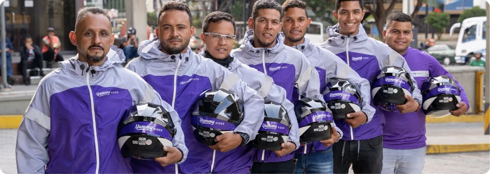 Flota uniformada de conductores Yummy Rides